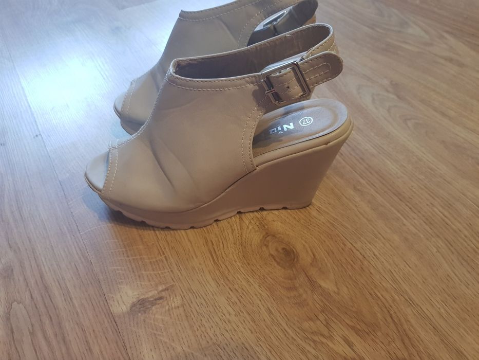 Buty na koturnie