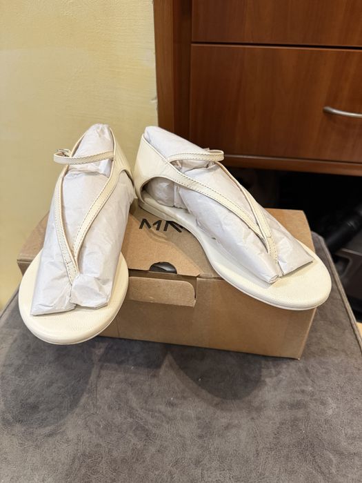 Білі шкіряні сандалі 36 mango