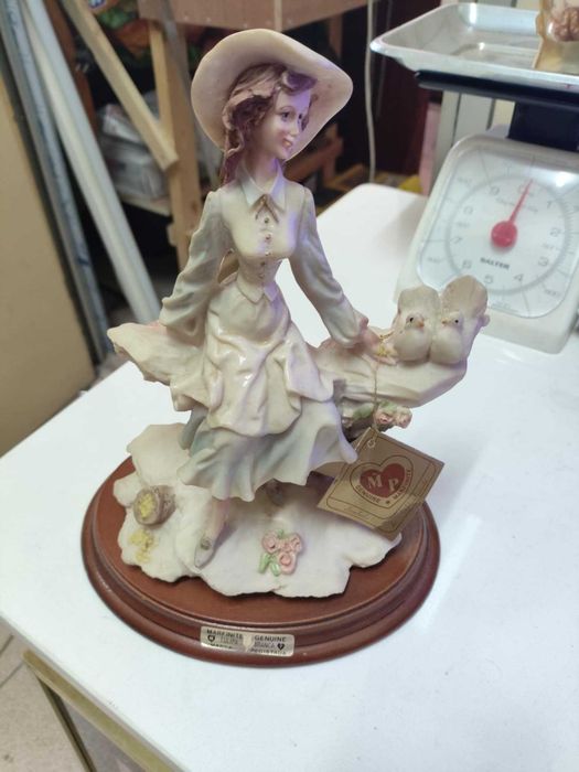 Estatueta em marfinite genuína da famosa marca Tulipa Branca