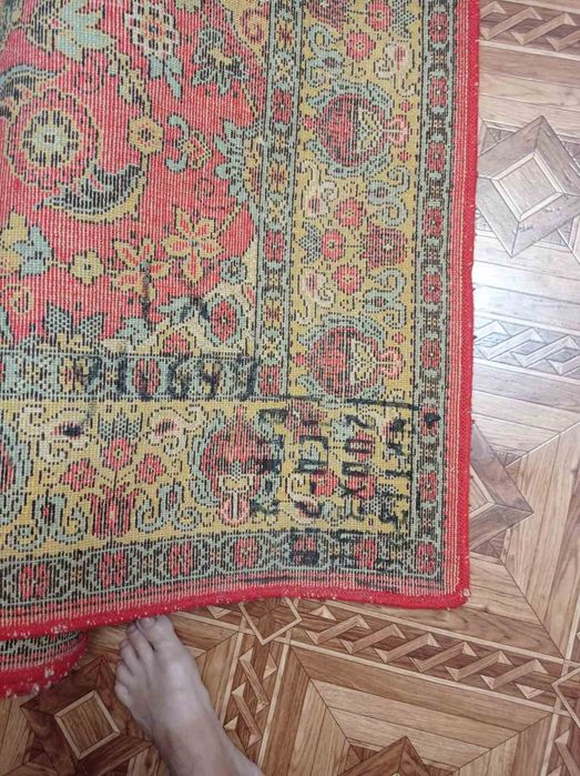 Ковры времён СССР в хорошем состоянии.