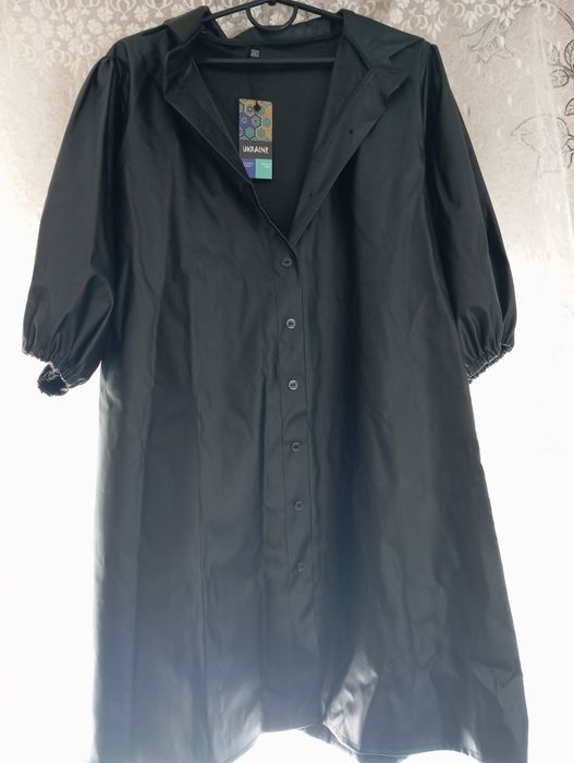 Чорна сукня з короткими рукавами