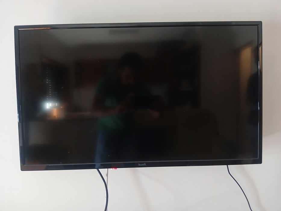 TV Kunft com suporte de parede