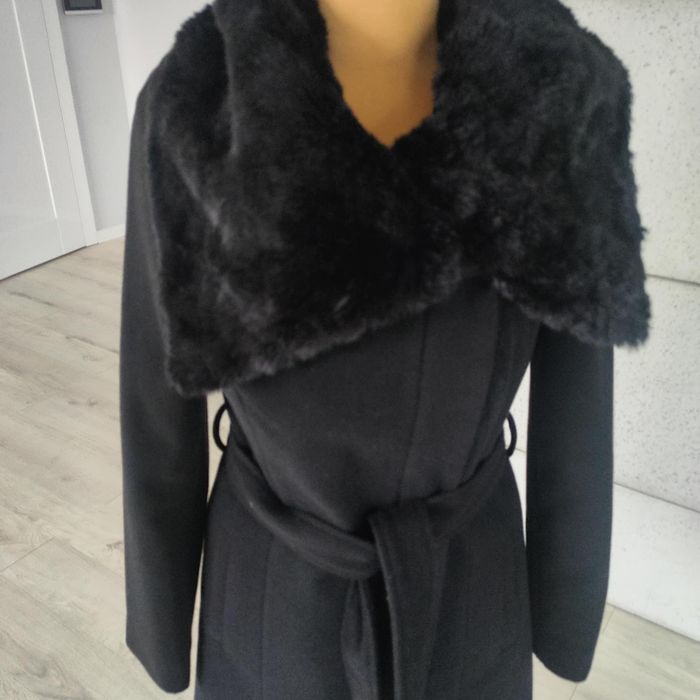 Krótki czarny płaszcz płaszczyk 34 mohito elegancki z futerkiem z kołn