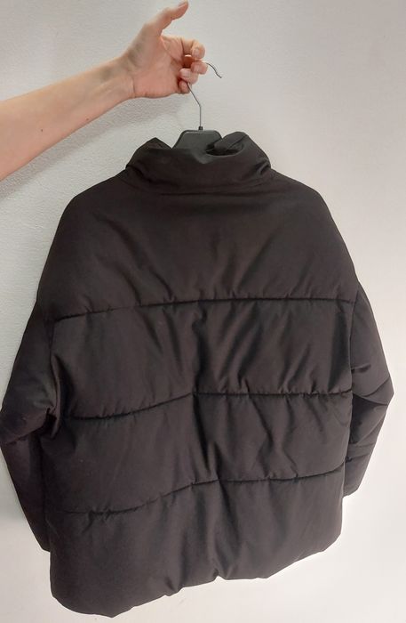 Коротка зимова чорна курточка