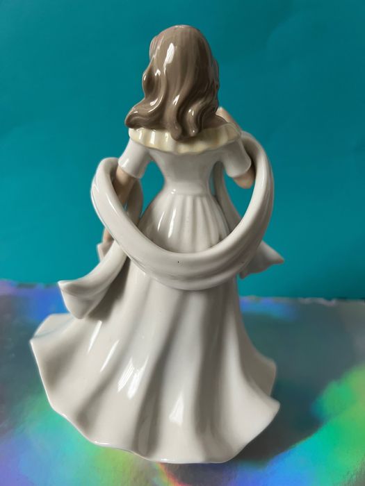 Статуетка дама..
