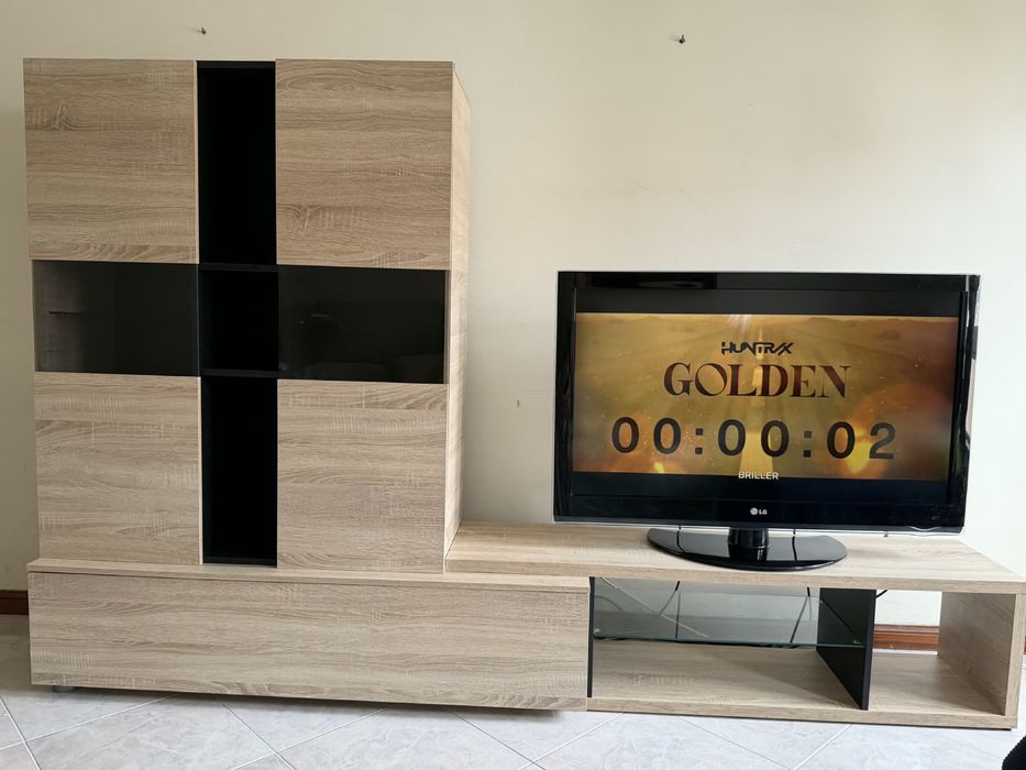 Móvel de sala moderno com espaço para TV