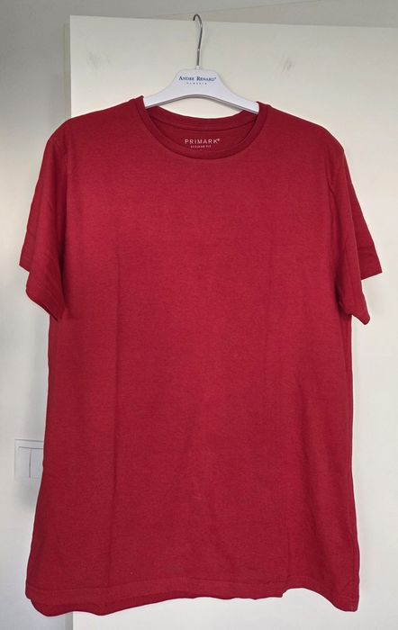Primark, klasyczny czerwony t-shirt, z bawełny