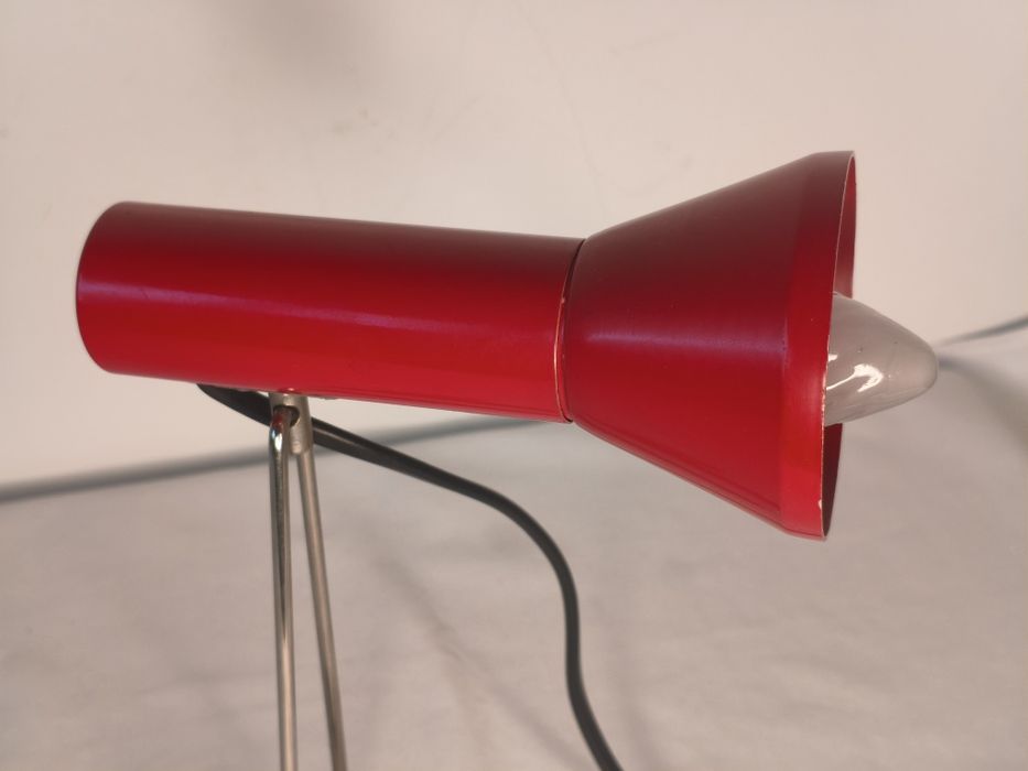 Lampa biurkowa PRL – AKA Typ 3140, czerwona, metalowa, Narva