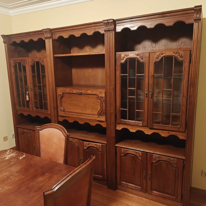 Móvel estilo antigo em castanho