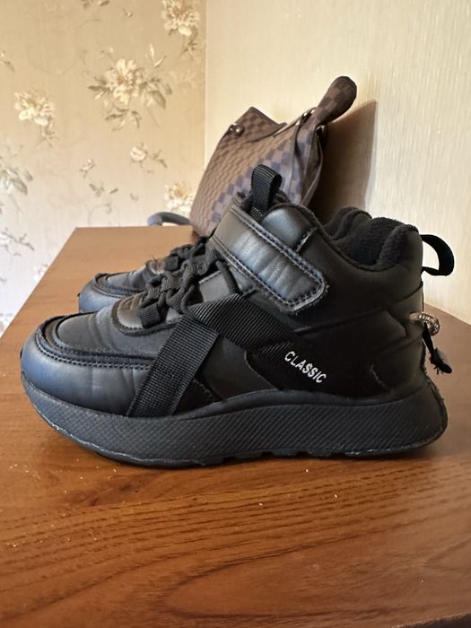 Кросівки на дівчинку