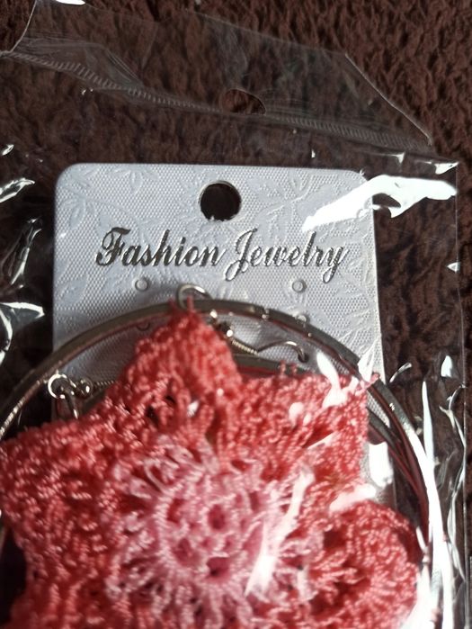 Kolczyki koła z szydełkowym motywem