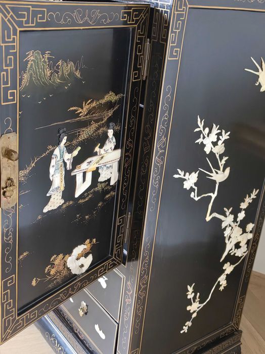 Ekskluzywna komoda chińska Chinoiserie - czarna laka i bogata inkrustacja masą perłową. Antyk.