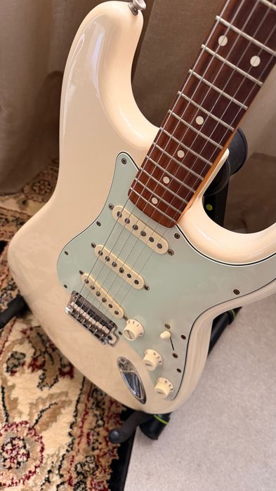 Fender Stratocaster Vintera 60's modified Olympic White + Fender Wood Case (tudo como novo)