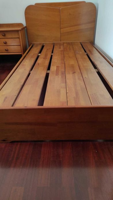 Conjunto de quarto Saint Clair — cama, mesinha e espelho