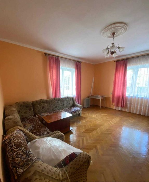 Продаж будинку з земельною ділянкою в центрі