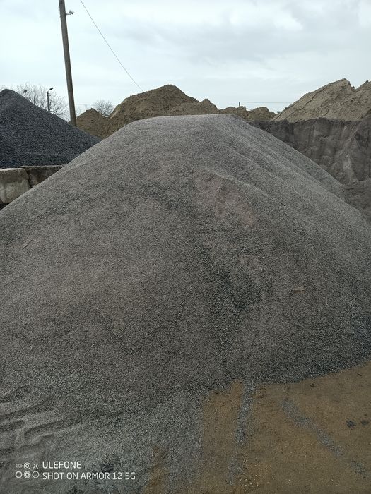 Цемент м 550 отличного качества 
Песок речной 500 грн
Песок беляевский