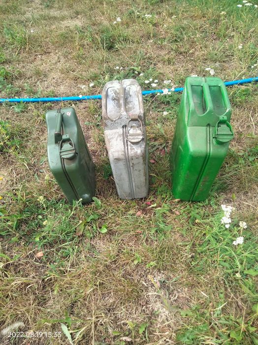 Kanistry 5 , 10 , 20 l. i plastykowe 20 , 33 , 60 l.