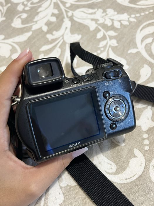 Sony Cyber-shot com zoom ótico de 15x e objetiva Carl Zeiss Vario-Tessar