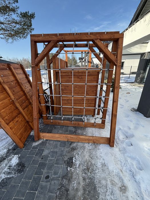 Drewniany plac zabaw nowy huśtawki ścianka domek