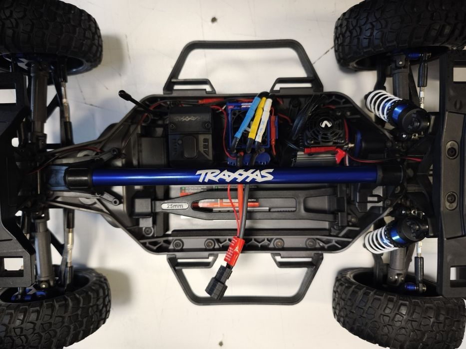 Traxxas Slash Ultimate 68277-4 z dodatkami