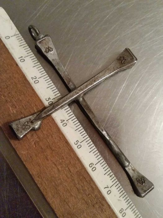 Крестик из подковных гвоздей