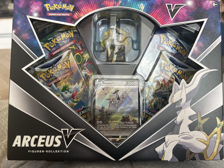 Arceus V Figure Collection- NEW po niemiecku