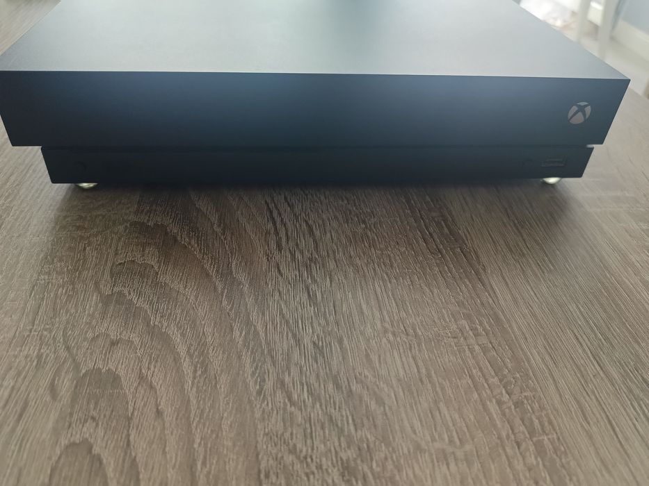 Xbox one x, 2 gry gratis, jeden pad