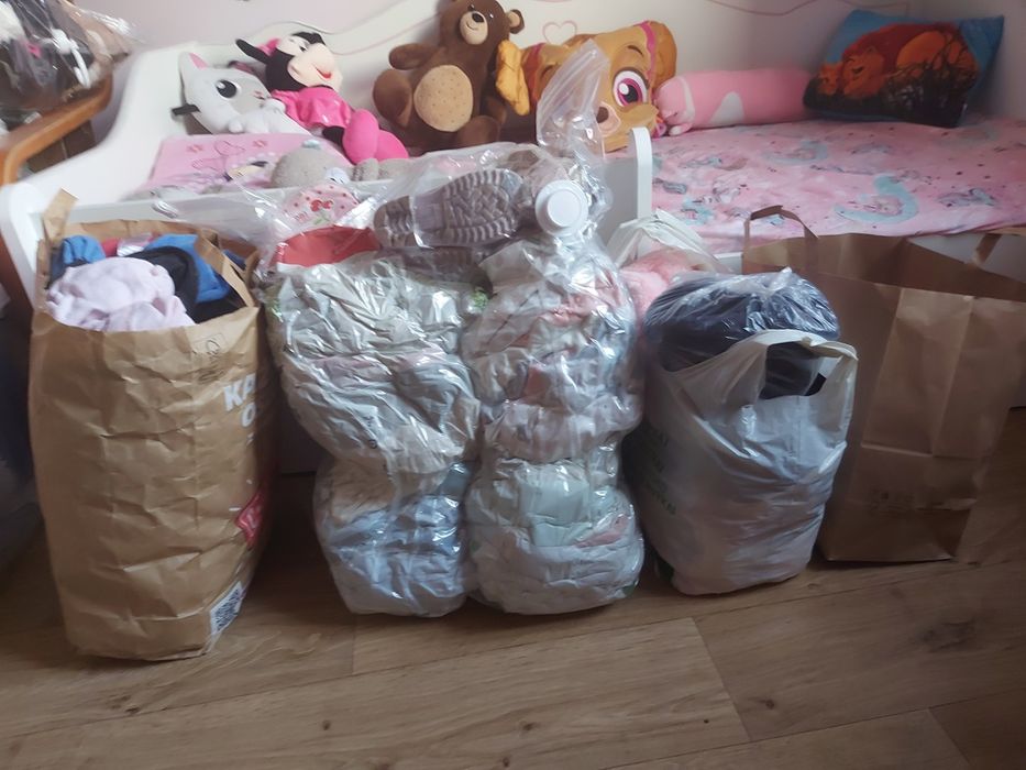 Ubrania dziewczęce czapki bluzki leginsy jeansy buty r.92-116