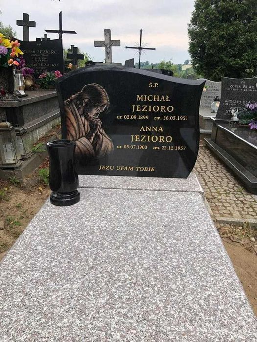 Nagrobek granitowy montaż + napisy 5500 zł