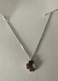 Fios, colares e peças