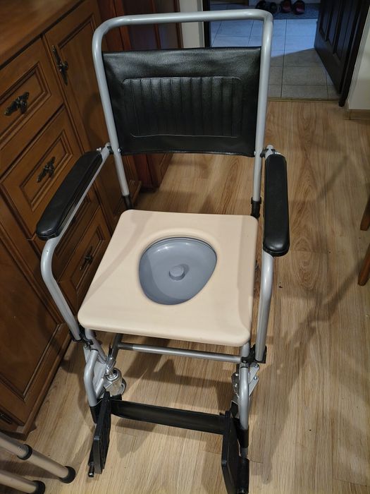Wózek inwalidzki toaletowy