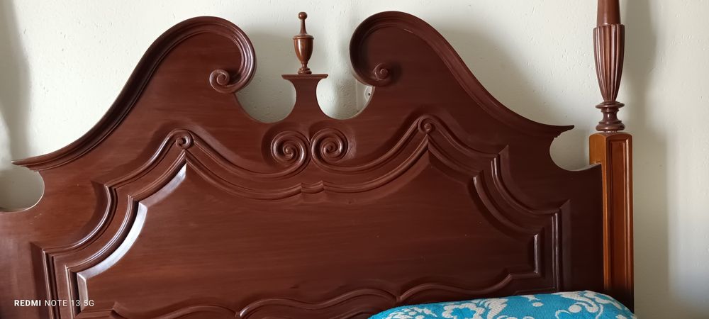 Cama casal em madeira