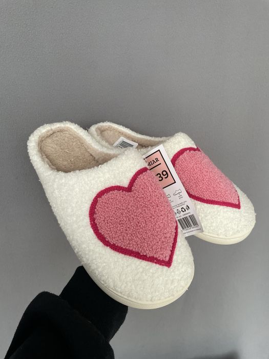 Śliczne miękkie ciepłe kapcie w serduszka