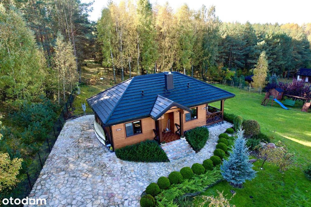 Dom nad jeziorem, panele fotowoltaiczne, prywatny pomost