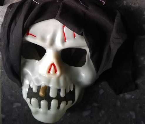Máscara caveira fosforescente (brilha no escuro)