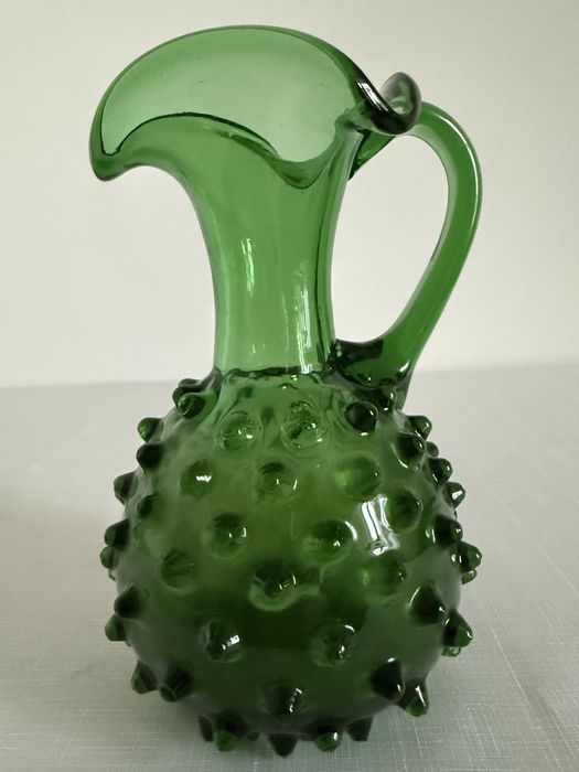 Mały osiołek z kolcami  Zielony szklany wazon