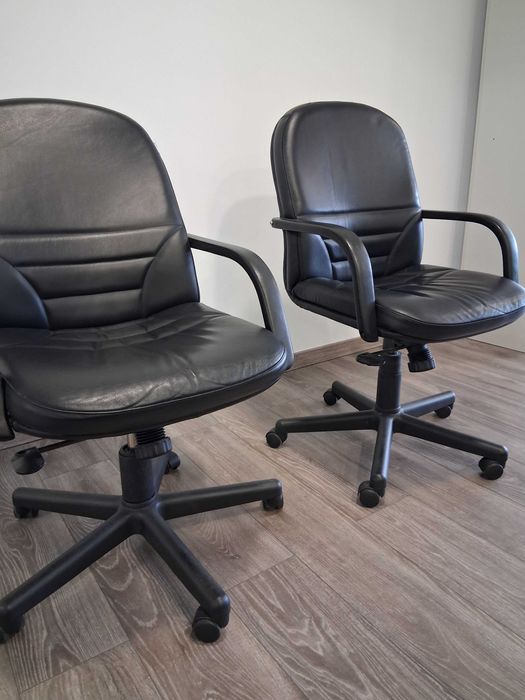 ID 61 - Vendo Cadeira escritório ergonómica com rodas com braços