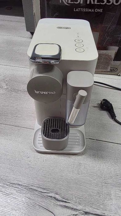 Ekspres do kawy na kapsułki Nespresso DeLonghi EN510.W Latissima One