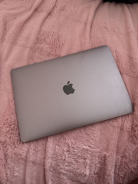 MacBook M1 2020,256 гб памяти