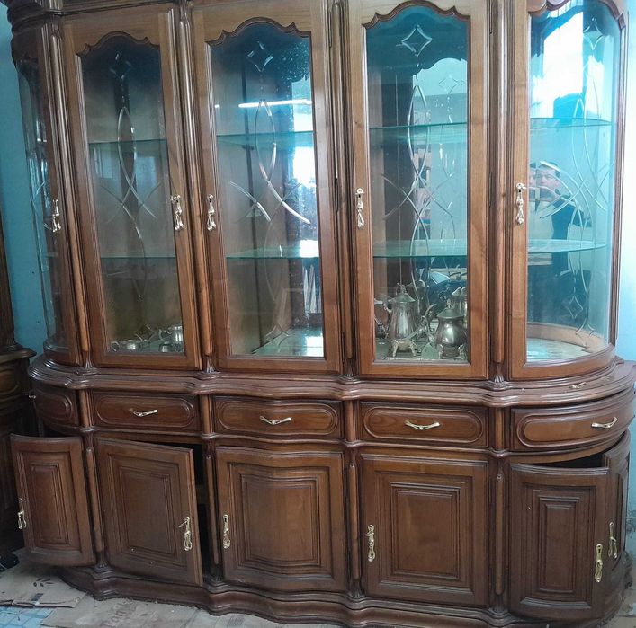 Bar de sala mais Estante parte cima portas de vidro.