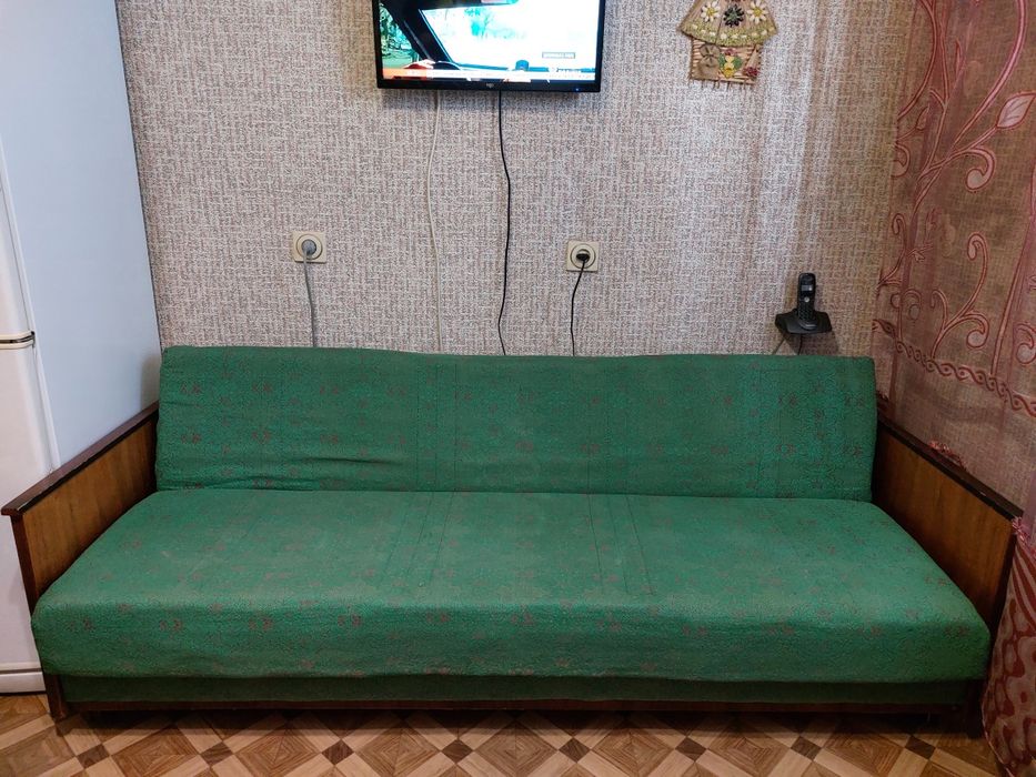 Подарую  диван б/в