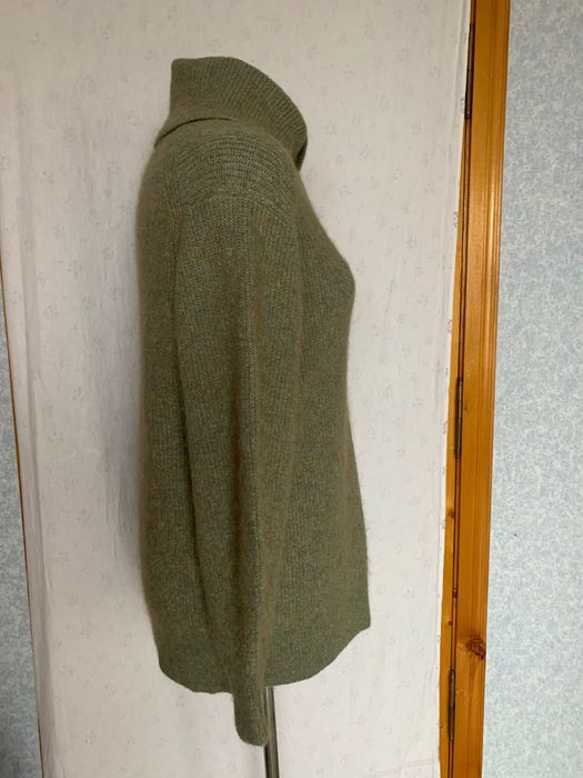 Вовняний жіночий светр бренду H&M. Розмір може бути М,L,XL,бо оверсайз