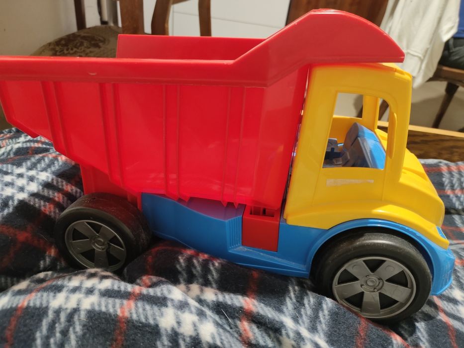 Самосвал  вантажівка велика машина  з откидним кузовом