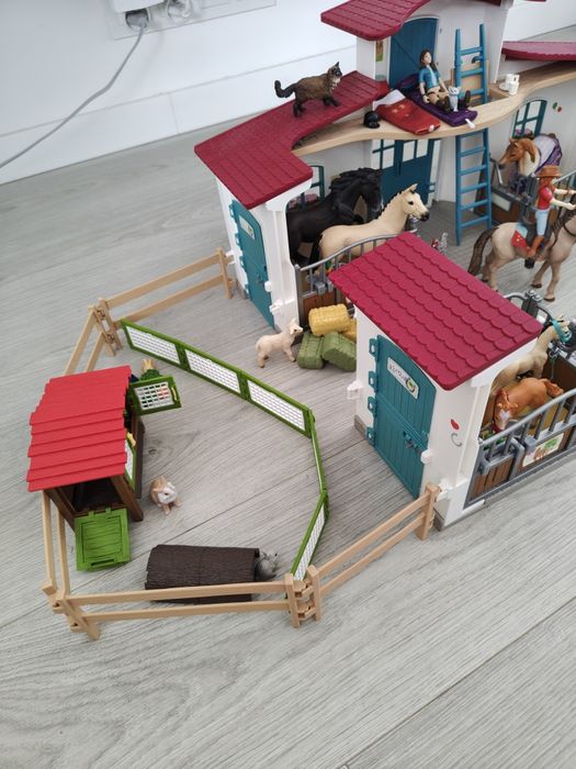 Schleich centrum jeździeckie42567/klatka dla królików 42728