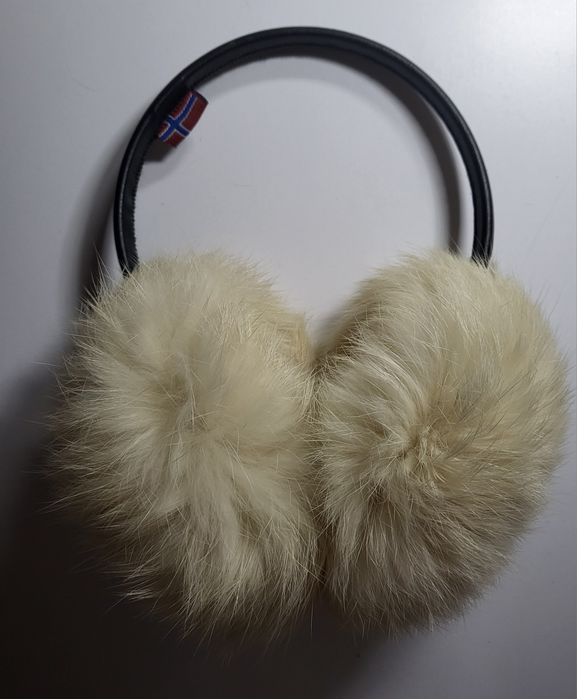 Стильные (песец) меховые наушники белого цвета.