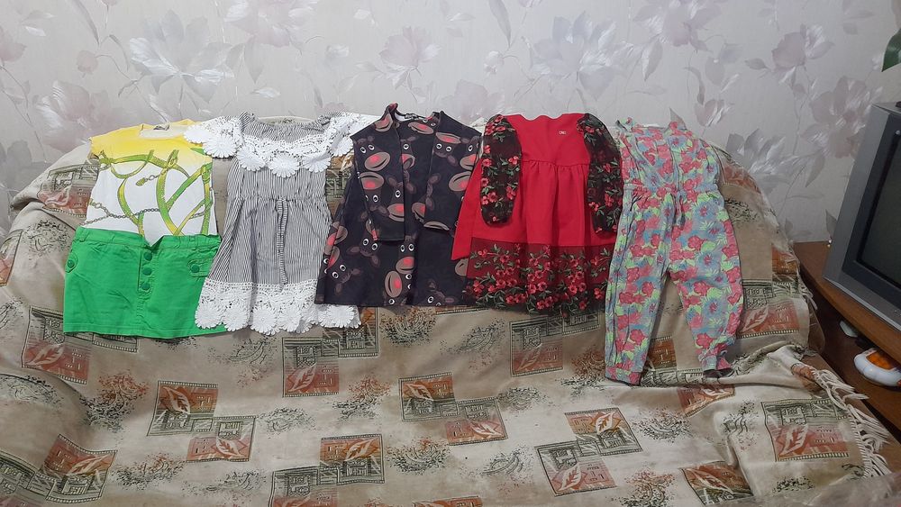 Плаття з рукавами безрукаве