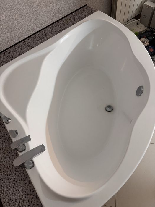 Wanna narożna dwuosobowa Ravak z kompletem baterii łazienkowych srebrn