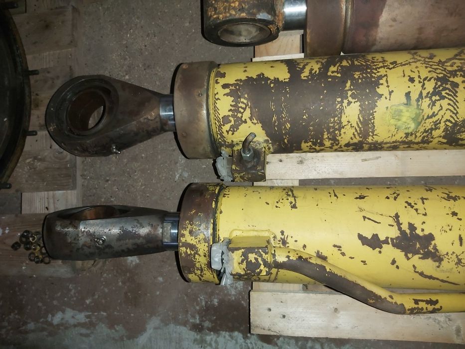 Tłok, siłownik koparka Waryński K611