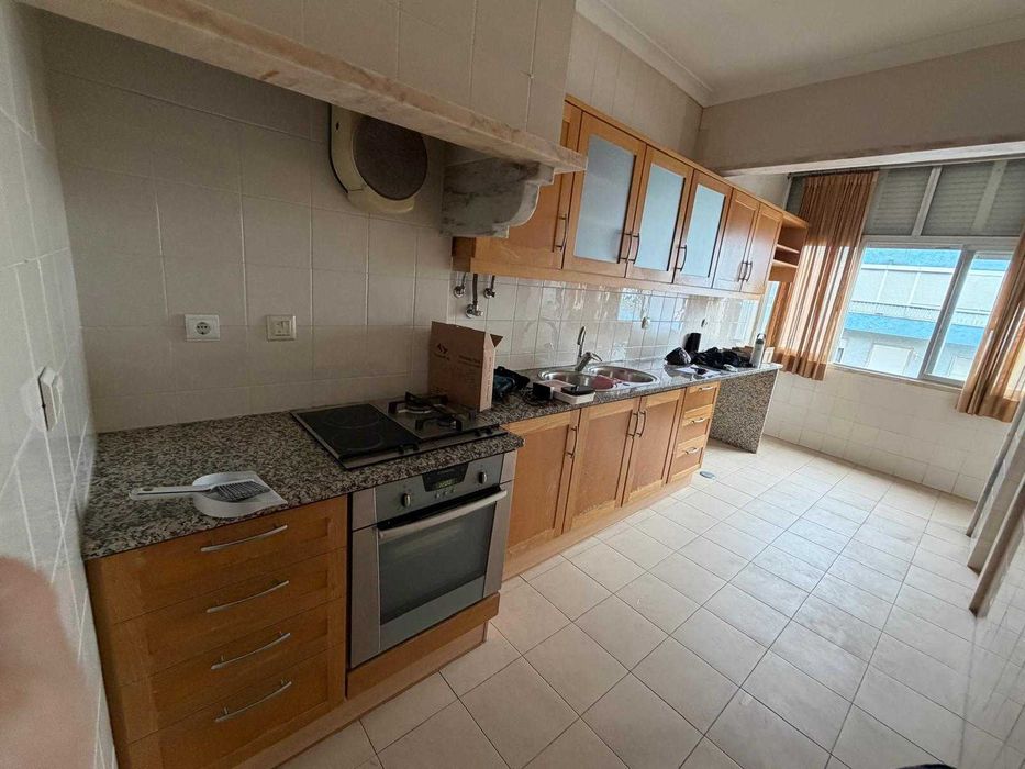 Cozinha completa 4,13m com forno e placa – 350€