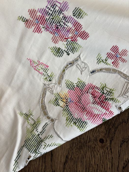 Toalha de mesa bordada a ponto cruz manual e 12 guardanapos